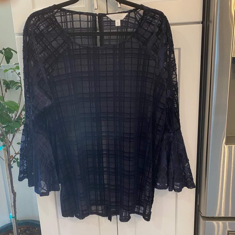 NWOT Navy Top 🌎